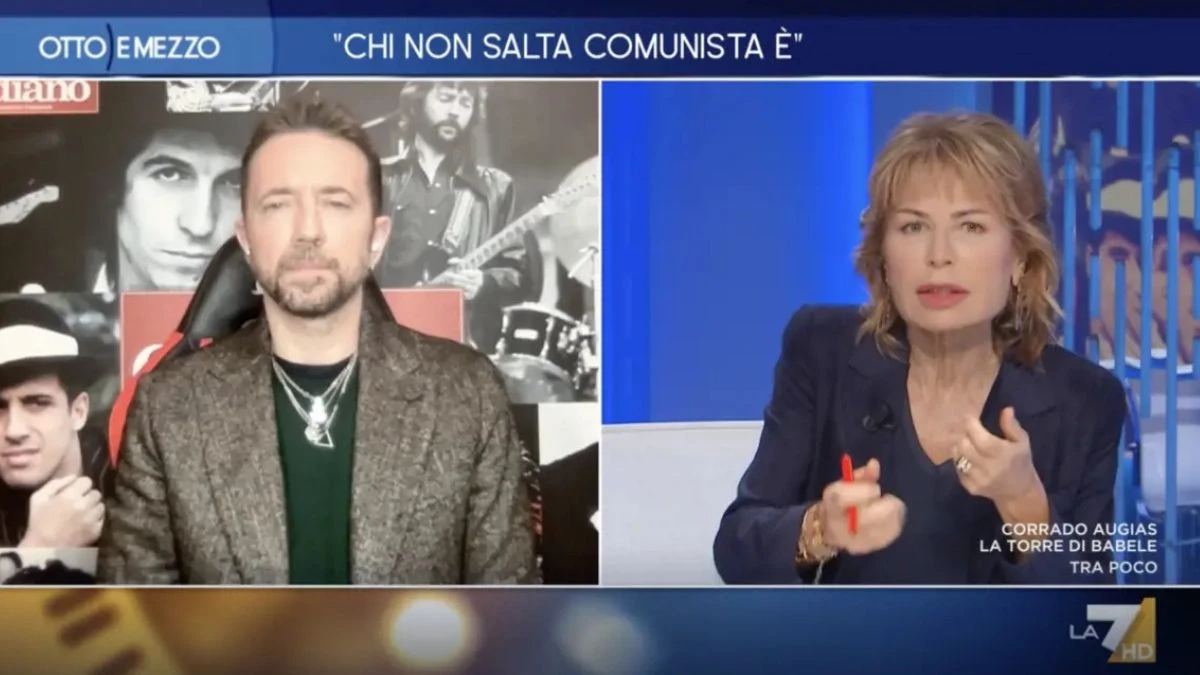 Il momento del salto dei leader del centrodestra sul palco