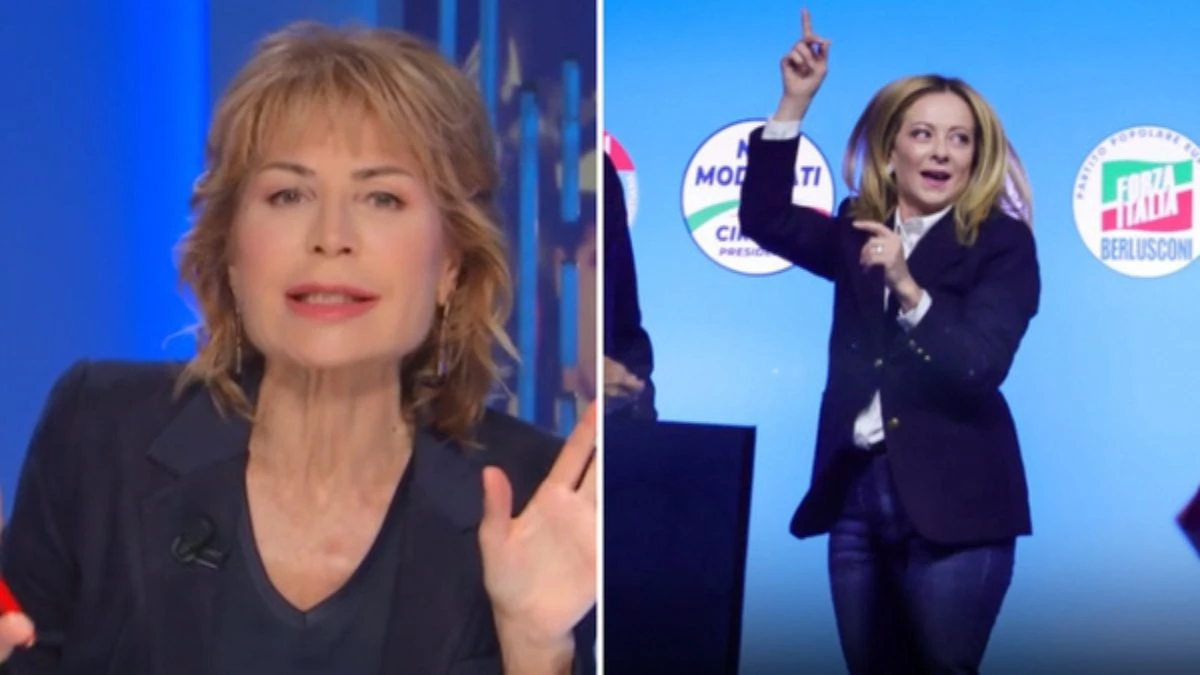 Giorgia Meloni e i leader del centrodestra durante il coro a Fuorigrotta