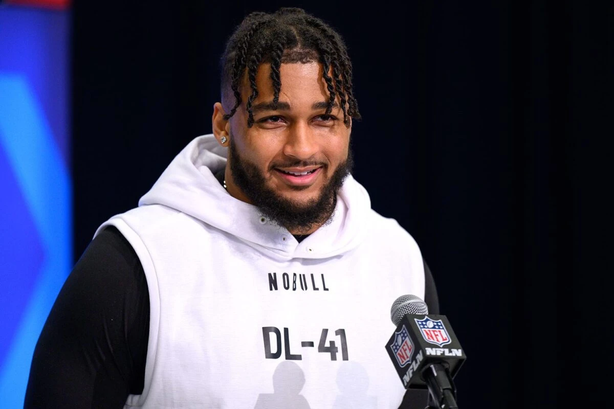 Squadra dei Dallas Cowboys unita in cerchio in campo, in segno di lutto dopo la perdita di Kneeland