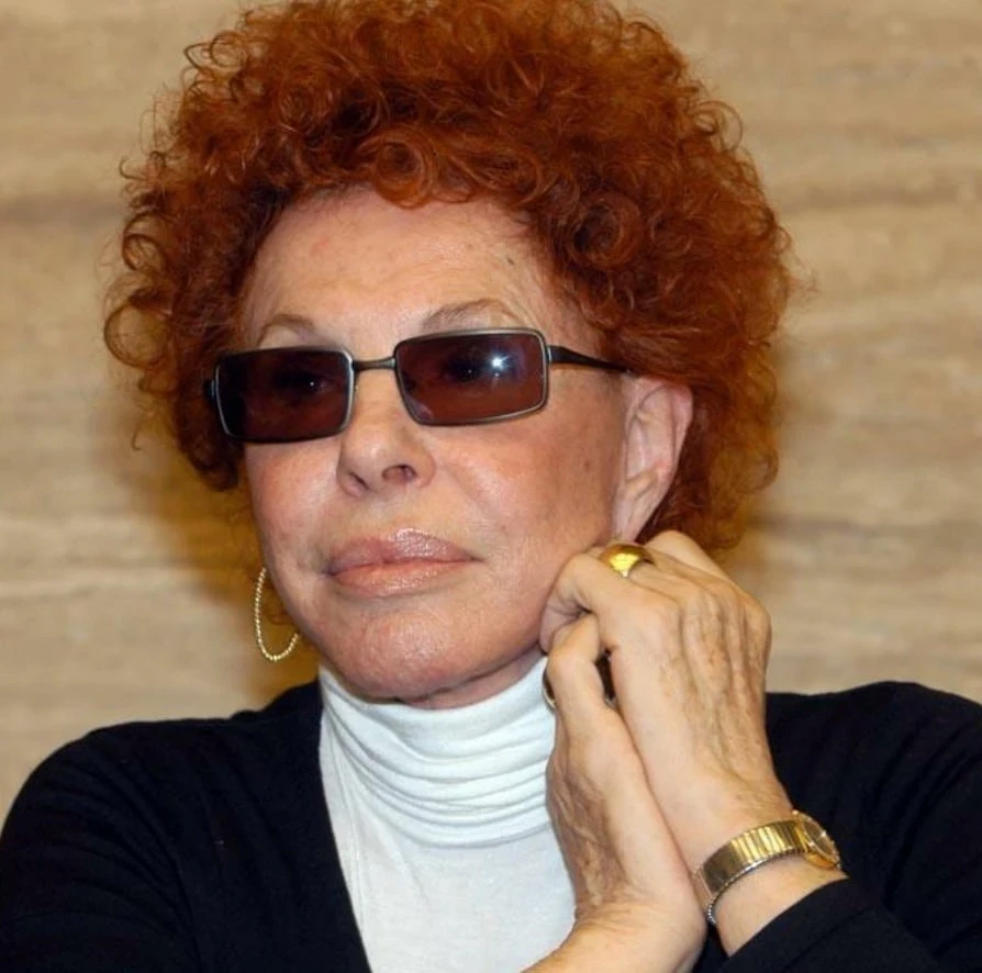 Ornella Vanoni, icona della musica italiana, sorridente