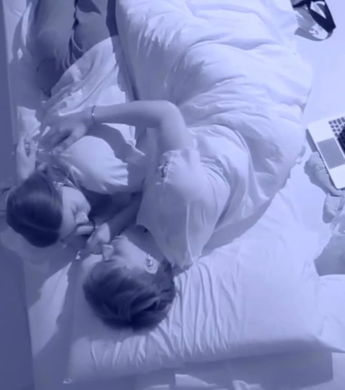 amici flavia plasma bacio