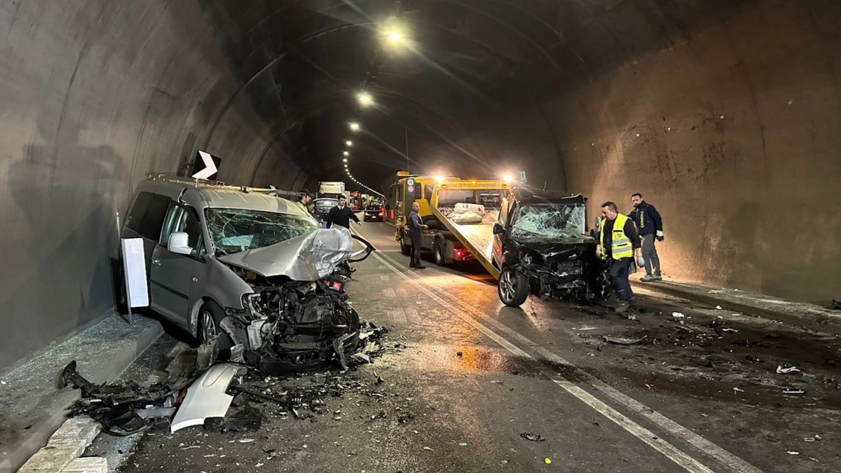 Dettaglio dei veicoli incidentati e soccorsi nella galleria di Pianzole