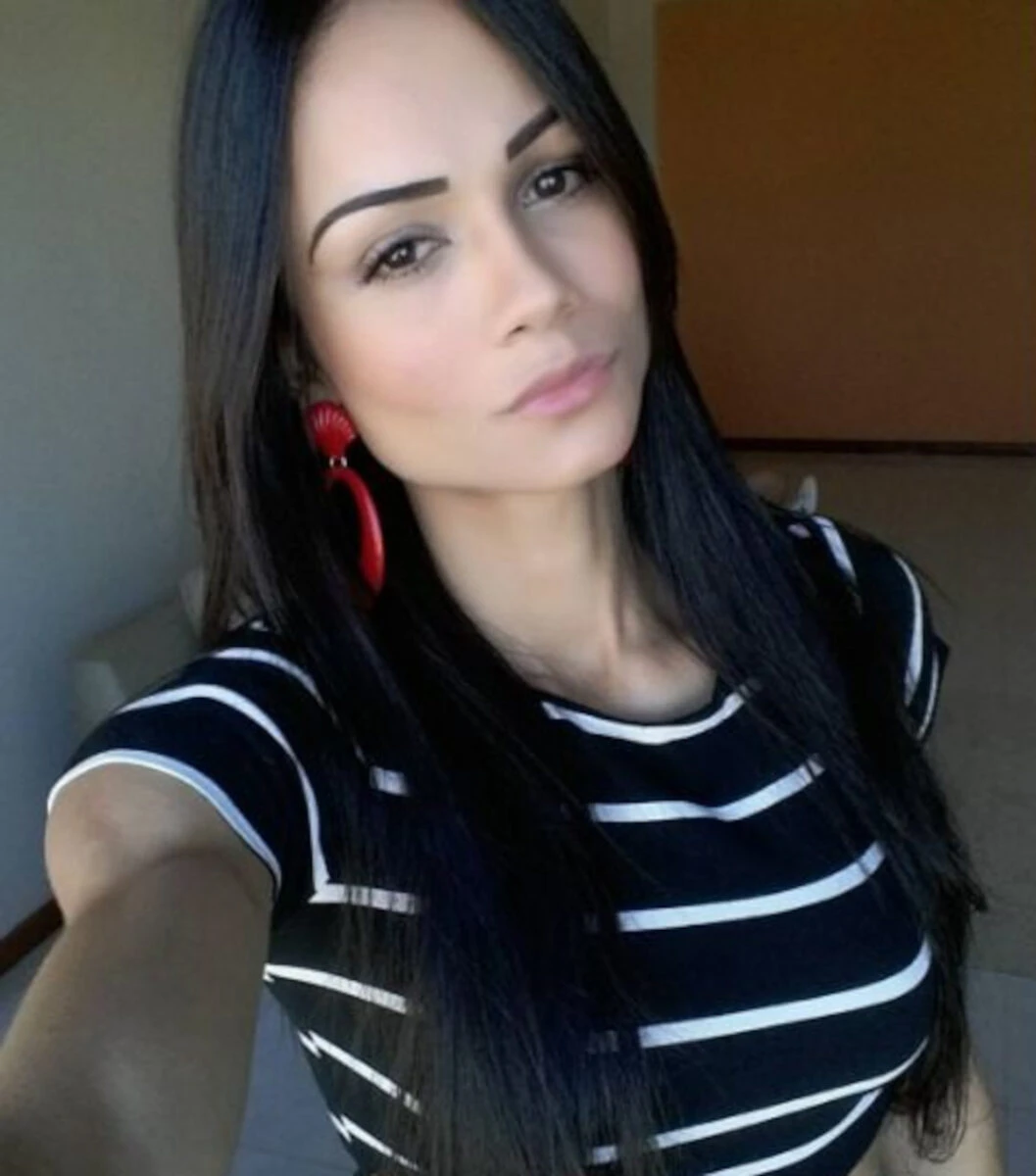 Ritratto di Diana Areas, influencer brasiliana nota per i suoi contenuti su fitness e alimentazione, sorridente