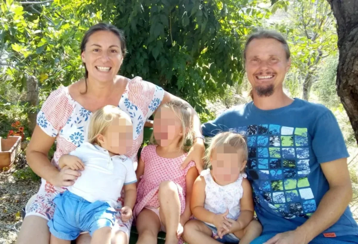 La casa nel bosco dove viveva la famiglia, circondata dalla natura