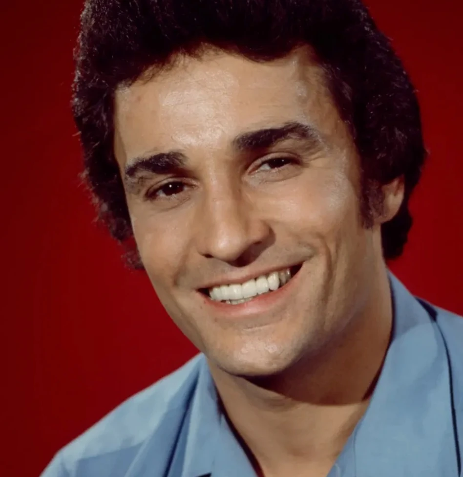 Michael DeLano sul set, sorridente