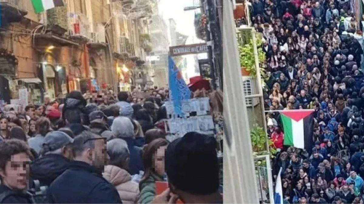 Folla nelle strade del centro storico di Napoli, residenti in difficoltà