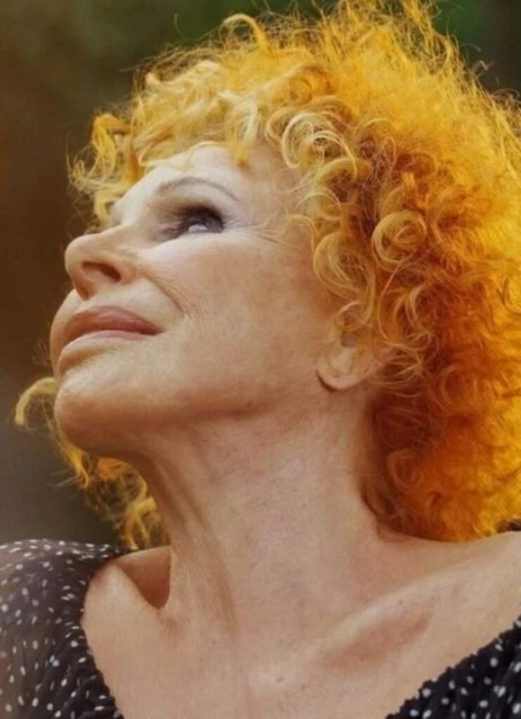 Ornella Vanoni, elegante e sorridente, simbolo di autenticità