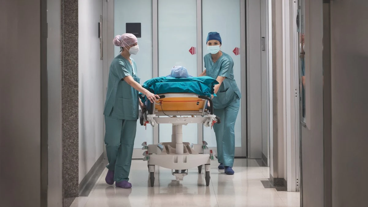 Reparto di ospedale a Napoli con luci soffuse e atmosfera tesa