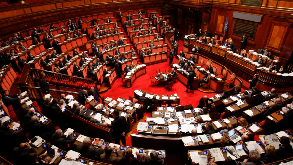 L'aula del Parlamento italiano durante una seduta, simbolo delle dichiarazioni dei redditi dei politici nel 2025.