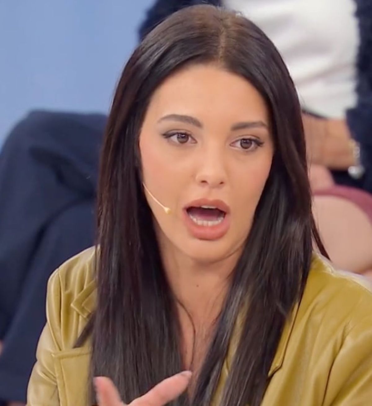 ued troniste lite bambina viziata