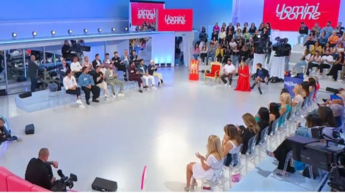 io fuori da uomini e donne l8217inaspettato annuncio gela il pubblico di maria decisone arrivata da Caffeinamagazine.it io fuori da uomini e donne l8217inaspettato annuncio gela il pubblico di maria decisone arrivata