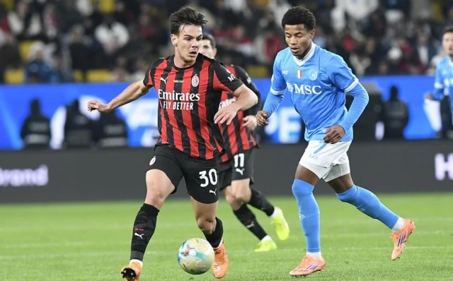 Un momento di gioco teso tra Milan e Napoli durante la semifinale di Supercoppa Italiana