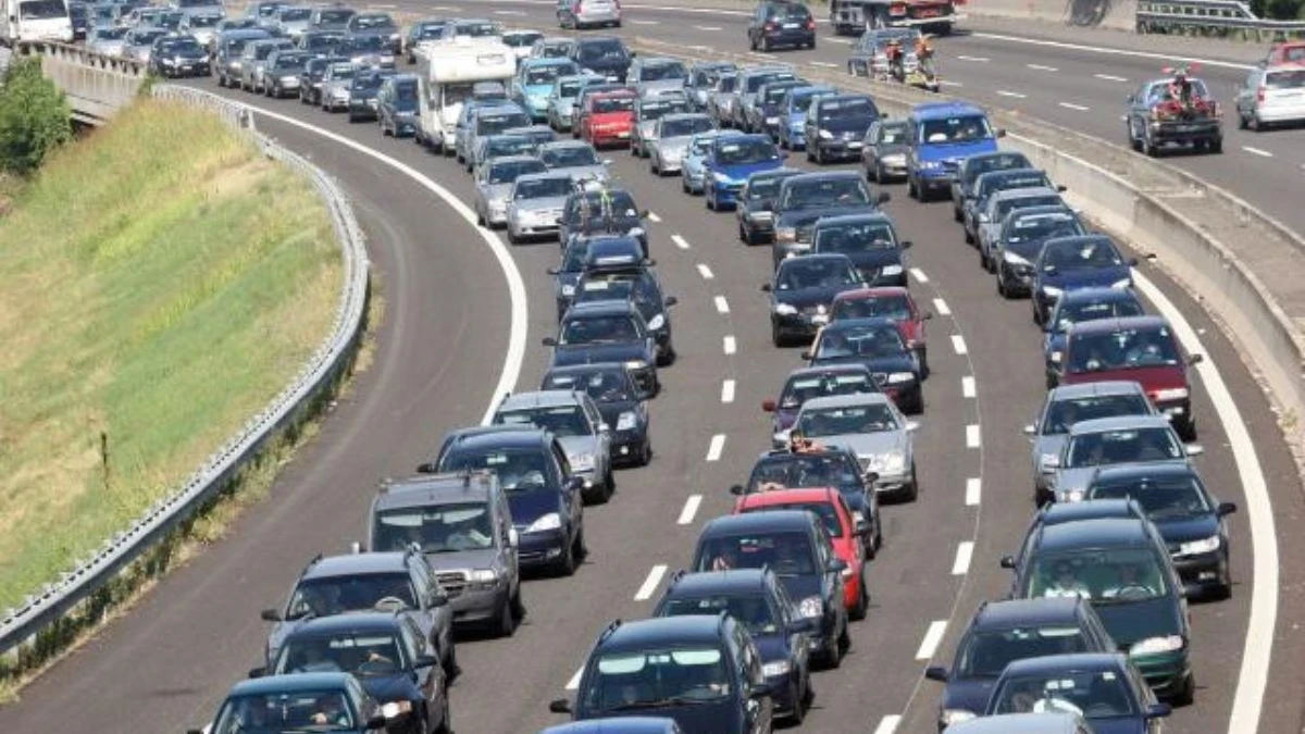 Coda in autostrada con traffico fermo dopo un incidente