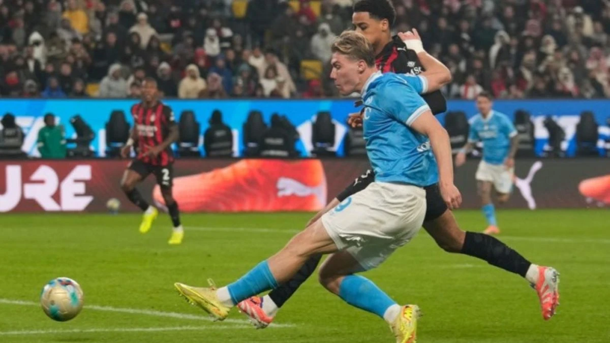 Antonio Conte in panchina durante la semifinale di Supercoppa Italiana tra Milan e Napoli
