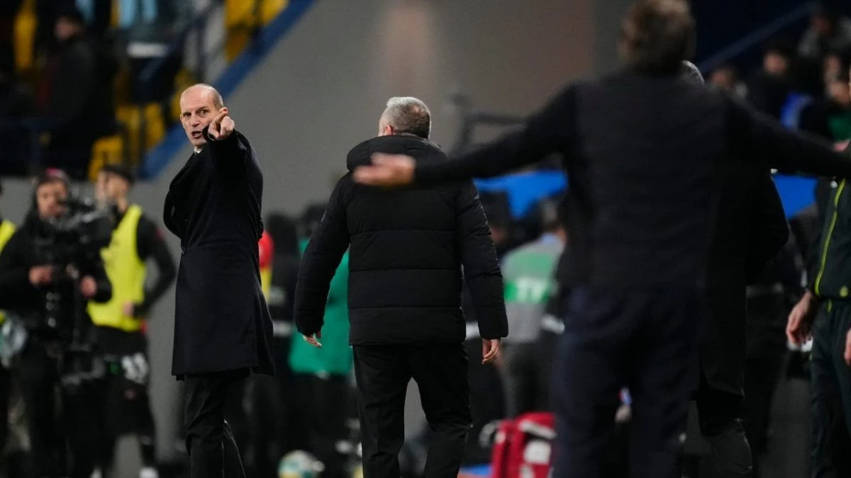 Antonio Conte e la panchina del Napoli durante la semifinale di Supercoppa Italiana a Riad