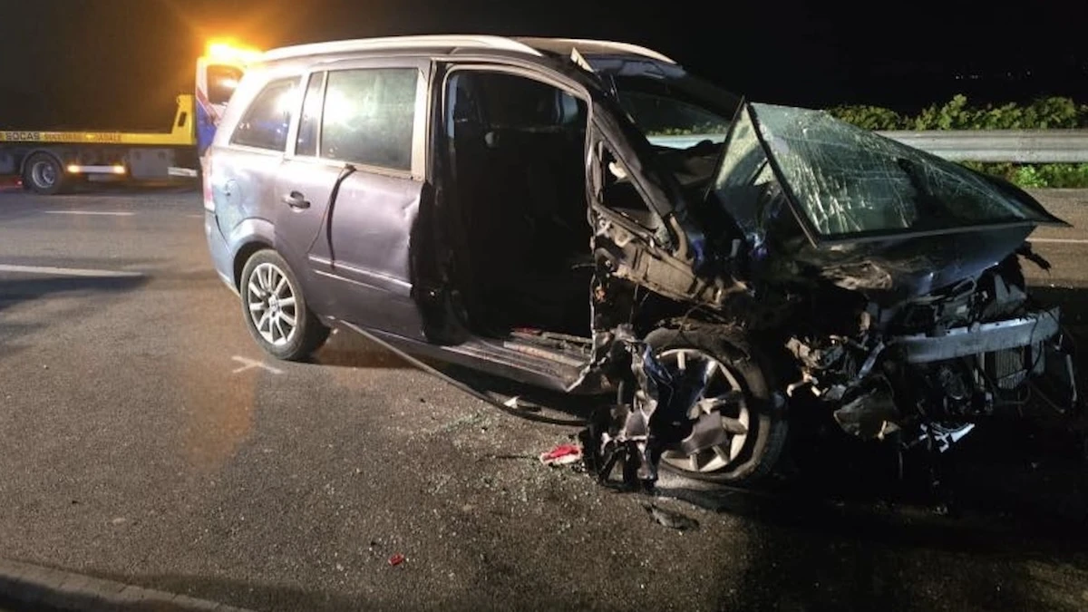 Schianto auto Statale 106 Cassano all’Ionio all’alba, detriti sull’asfalto
