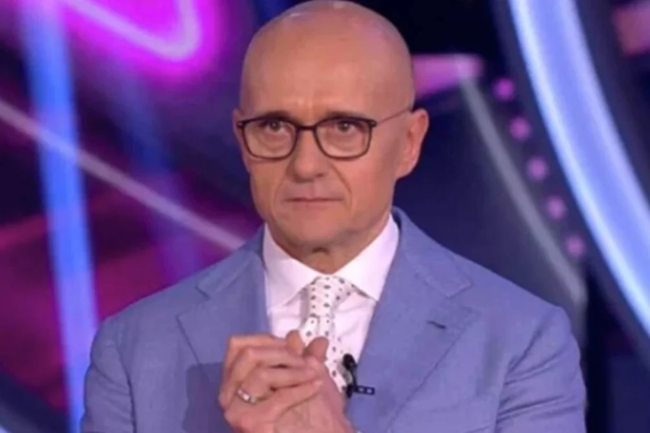 Primo piano di Alfonso Signorini durante una trasmissione televisiva