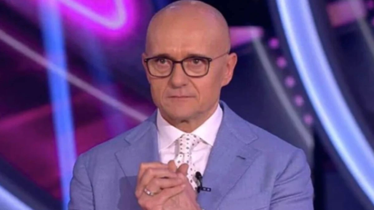 Primo piano di Alfonso Signorini durante una trasmissione televisiva