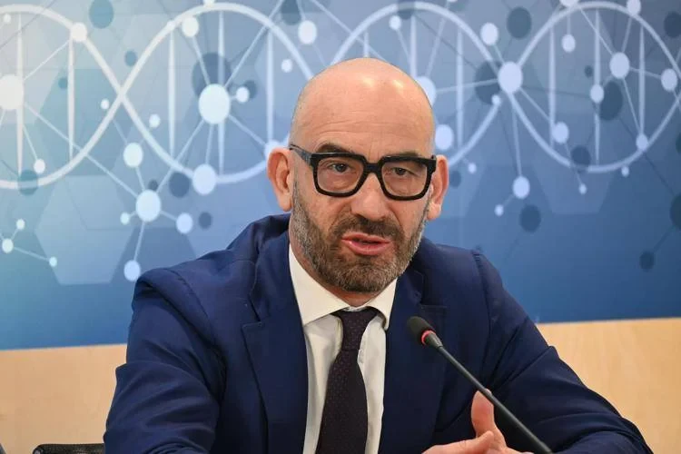 Il virologo Matteo Bassetti lancia l’allarme sull’influenza 2025