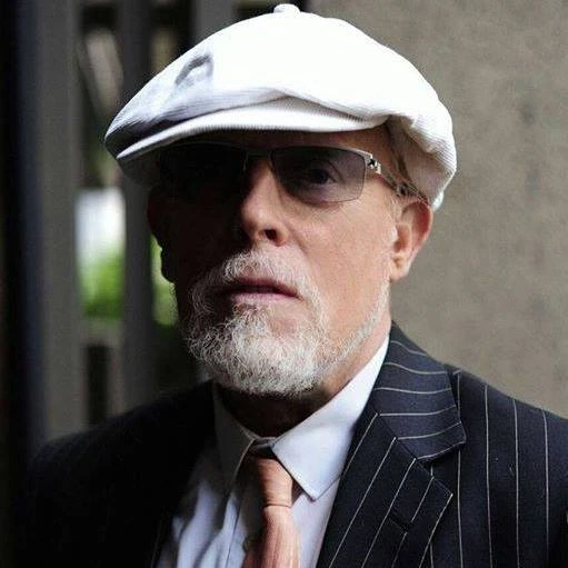 Antony Price in posa, ritratto del celebre stilista britannico