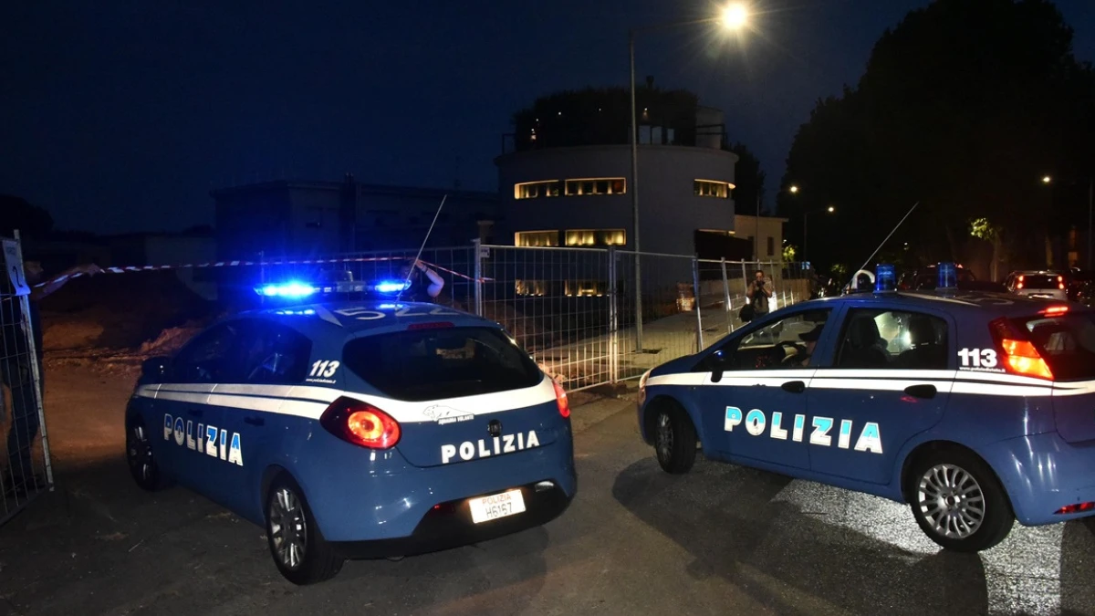 Auto della polizia in un'operazione notturna