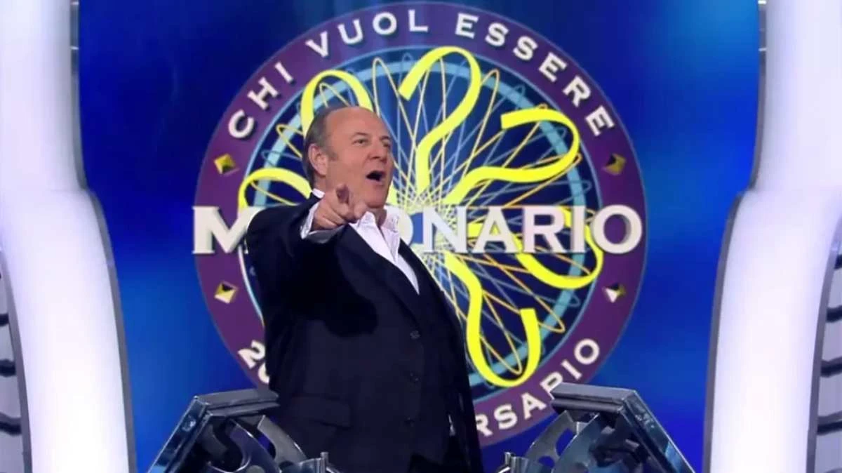 Gerry Scotti nello studio di Chi vuol essere milionario