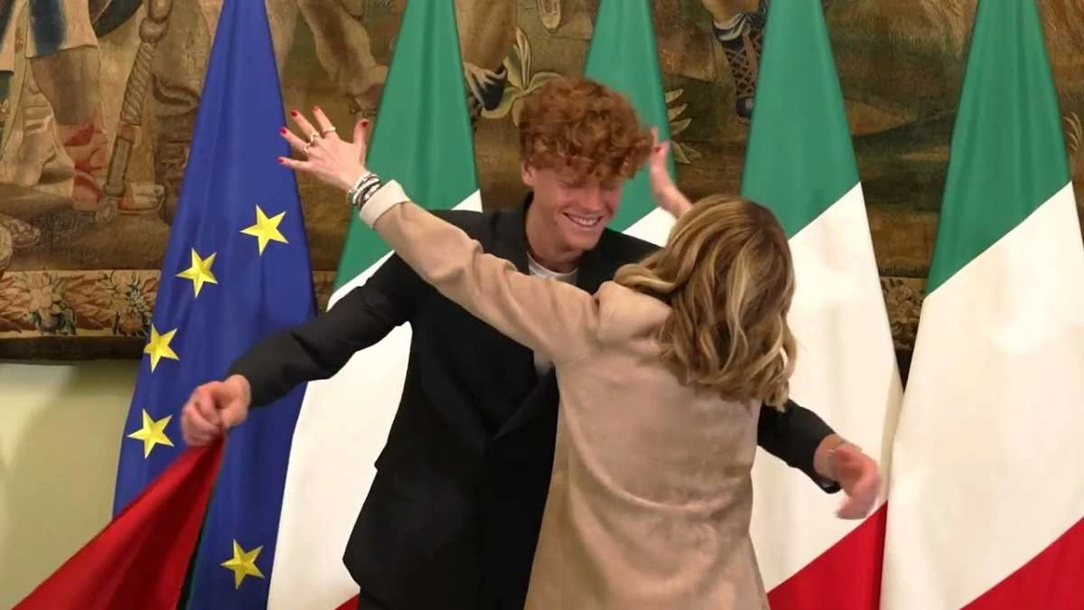 Jannik Sinner e Giorgia Meloni in un fotomontaggio simbolico Italia 2025