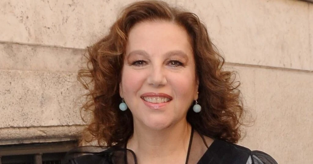 Stefania Sandrelli attrice, sguardo fiero e sorriso enigmatico