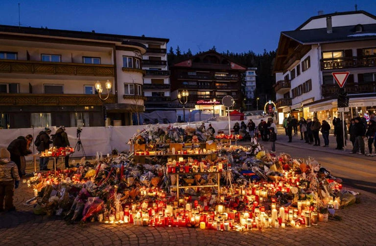 I soccorsi e le forze dell'ordine davanti al locale di Crans-Montana dopo l'incendio