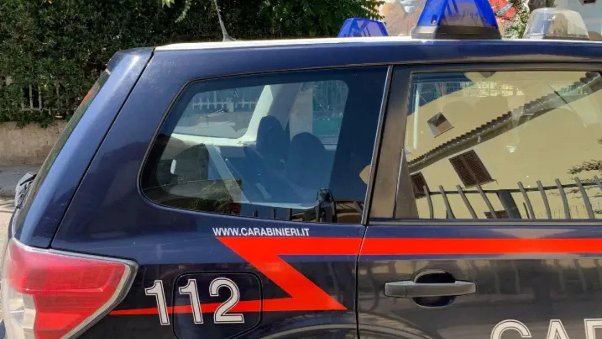 Carabinieri e mezzi di soccorso impegnati nei rilievi sul luogo del ritrovamento