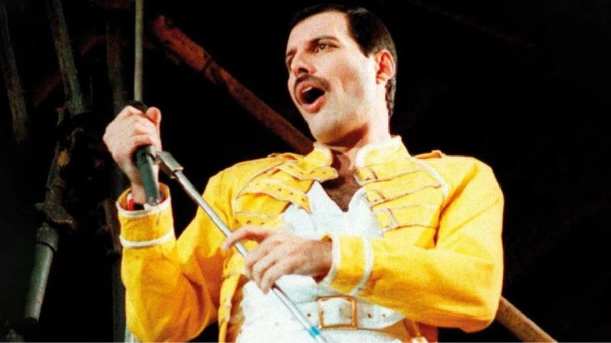 Immagine evocativa di Freddie Mercury e riferimenti alla sua musica