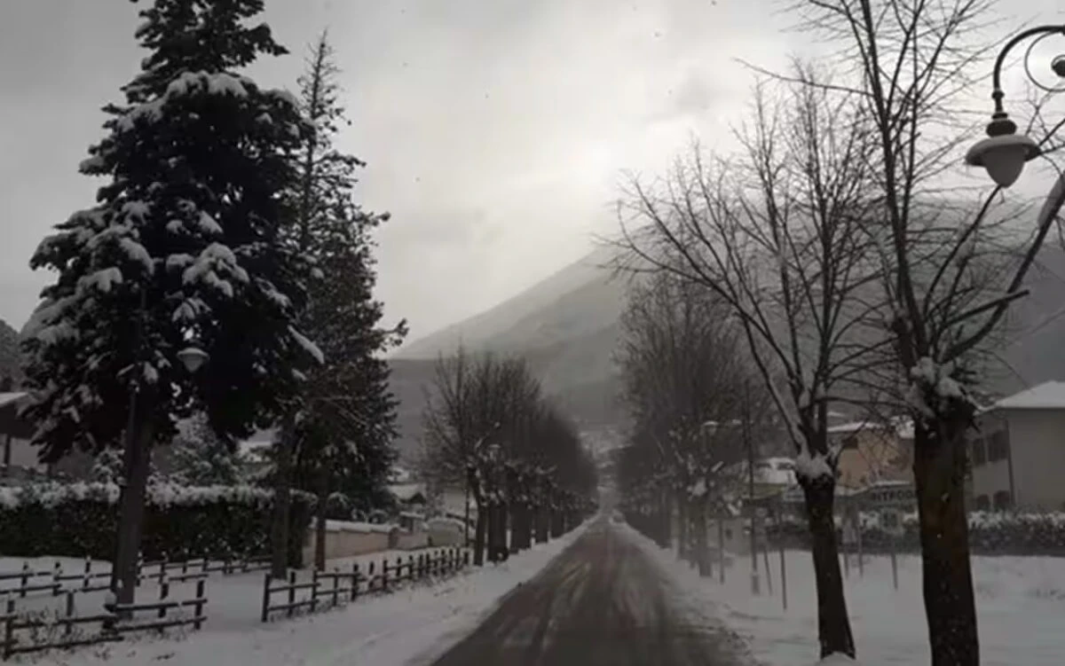 Strade e paesaggi innevati per l'ondata di freddo in Italia