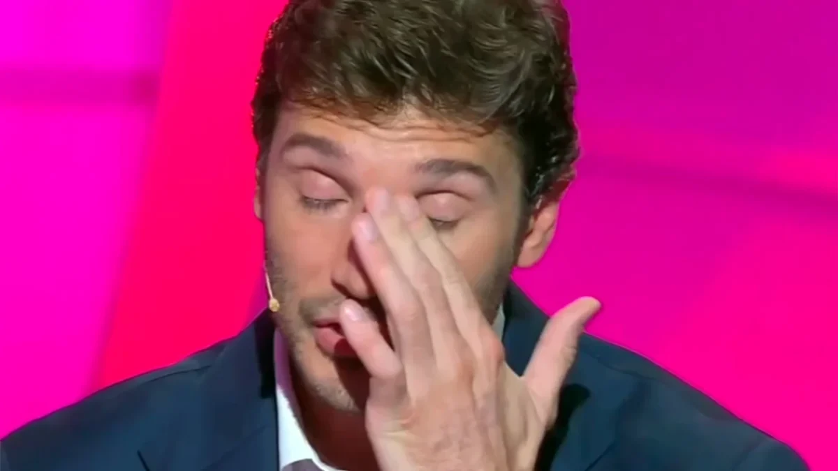Stefano De Martino sul palco durante un programma televisivo