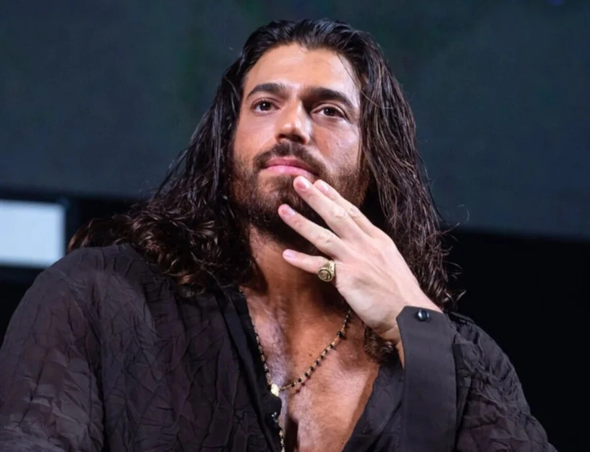 Can Yaman in un primo piano, foto social molto condivisa