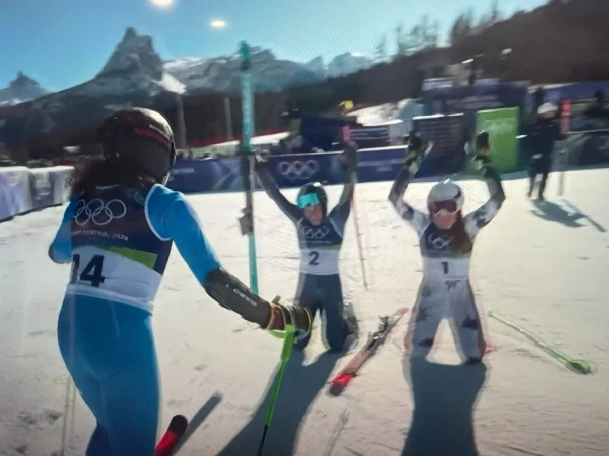 Federica Brignone festeggia dopo l'arrivo