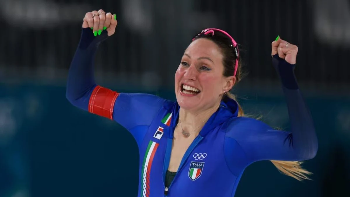 Francesca Lollobrigida festeggia dopo la gara di pattinaggio velocità alle Olimpiadi