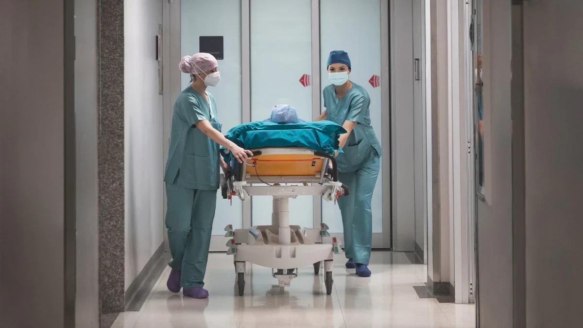 Reparto di ospedale con luci soffuse: assistenza e accertamenti medici