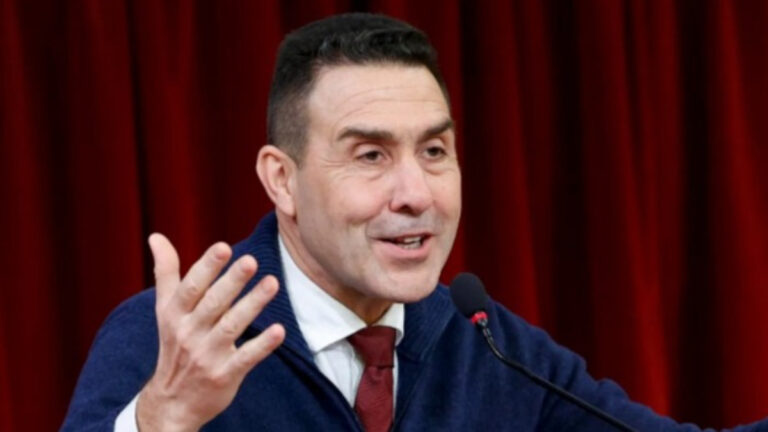 Cosa Ha In Mano Laura Ravetto Cos Sul Palco Di Vannacci Per Futuro cosa-ha-in-mano-laura-ravetto-cos-sul-palco-di-vannacci-per-futuro