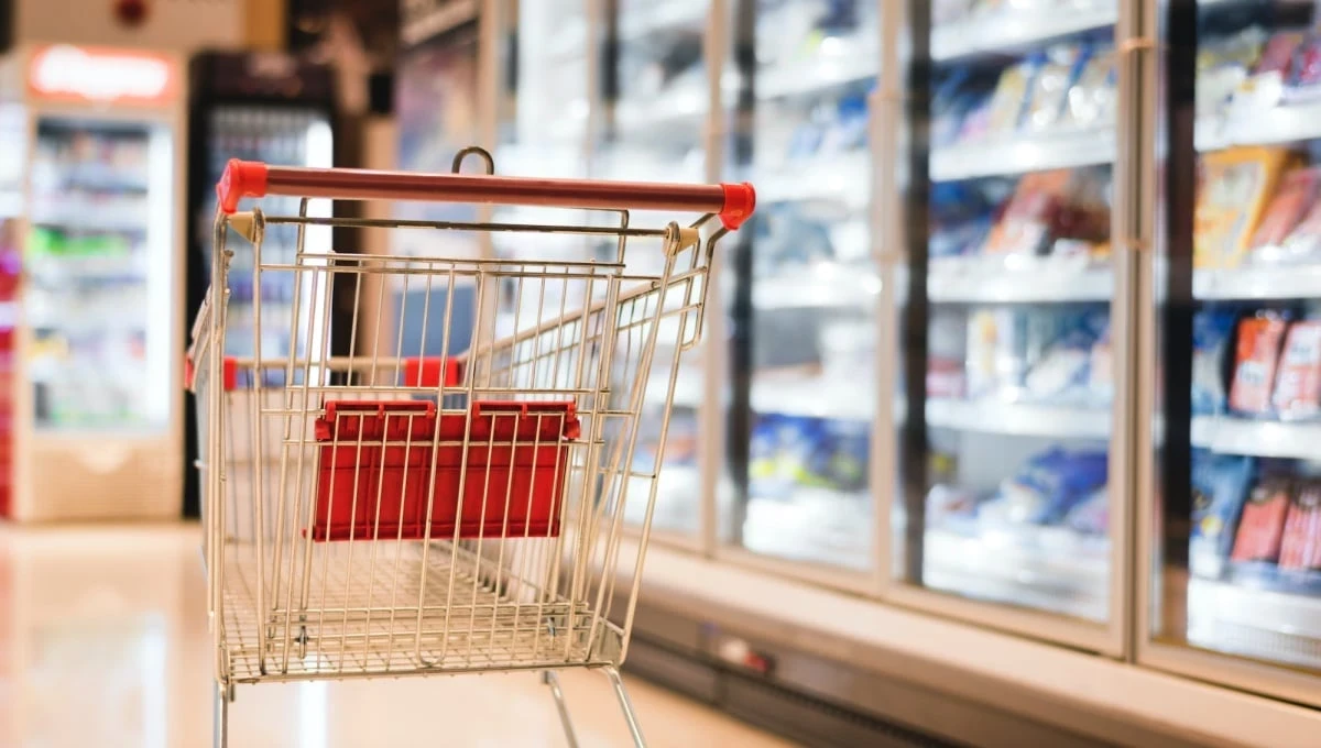 Carrello della spesa al supermercato durante un richiamo alimentare