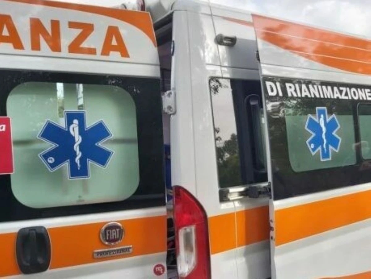 Ambulanza in servizio di emergenza su strada