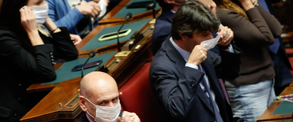 Scontro in Aula tra Conte e deputati di Fratelli d'Italia con mascherine indossate