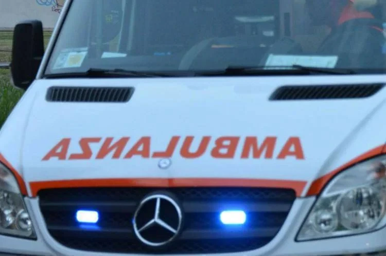 Ambulanza al crepuscolo, soccorsi dopo un malore
