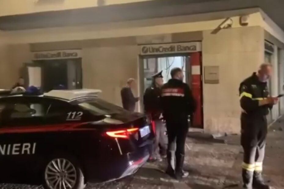 bancomat esploso follia centro