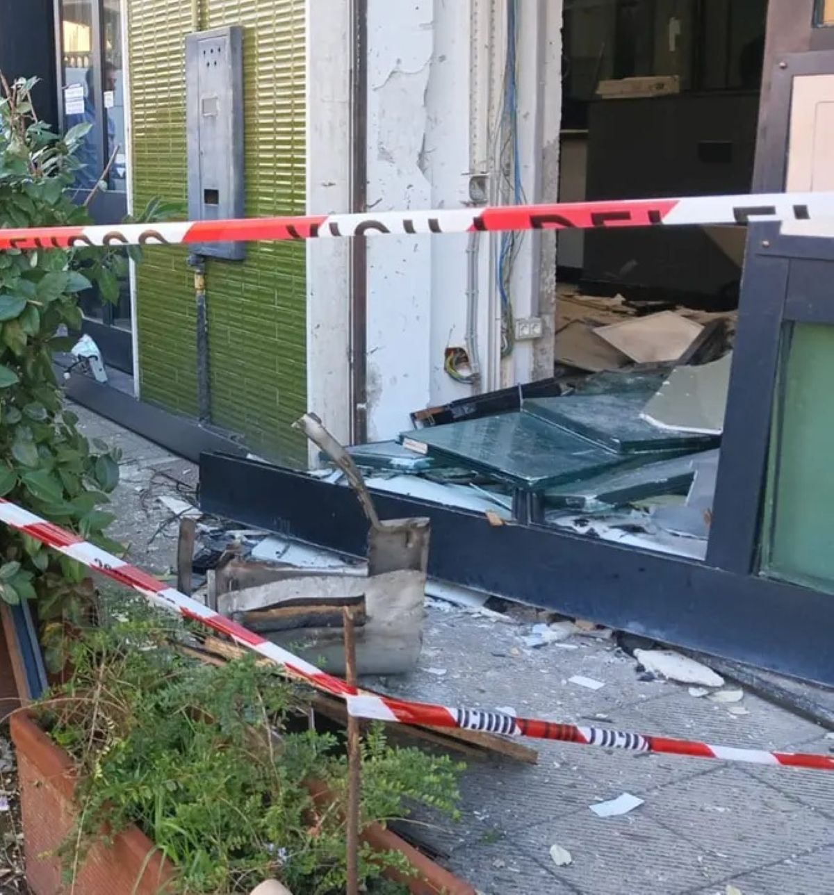 bancomat esploso follia centro