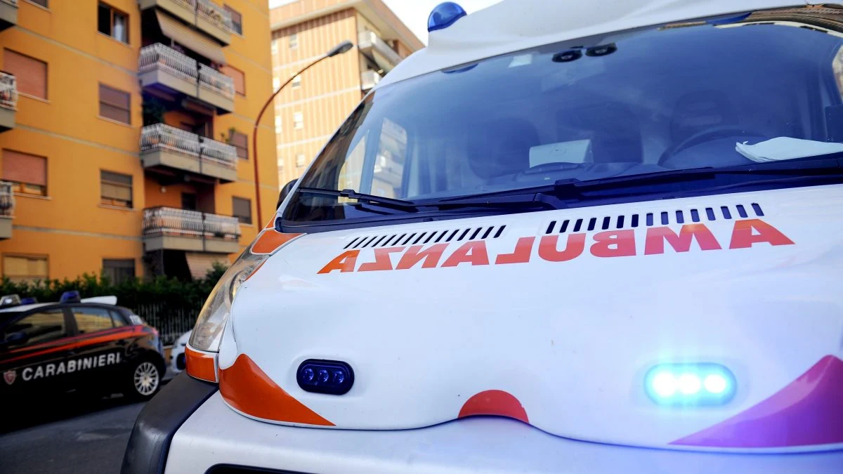 Intervento di ambulanza e carabinieri durante un sopralluogo