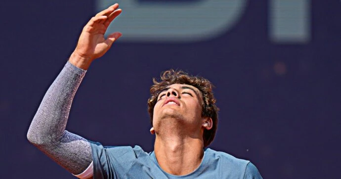 Flavio Cobolli alza le braccia al cielo dopo la vittoria su Zverev