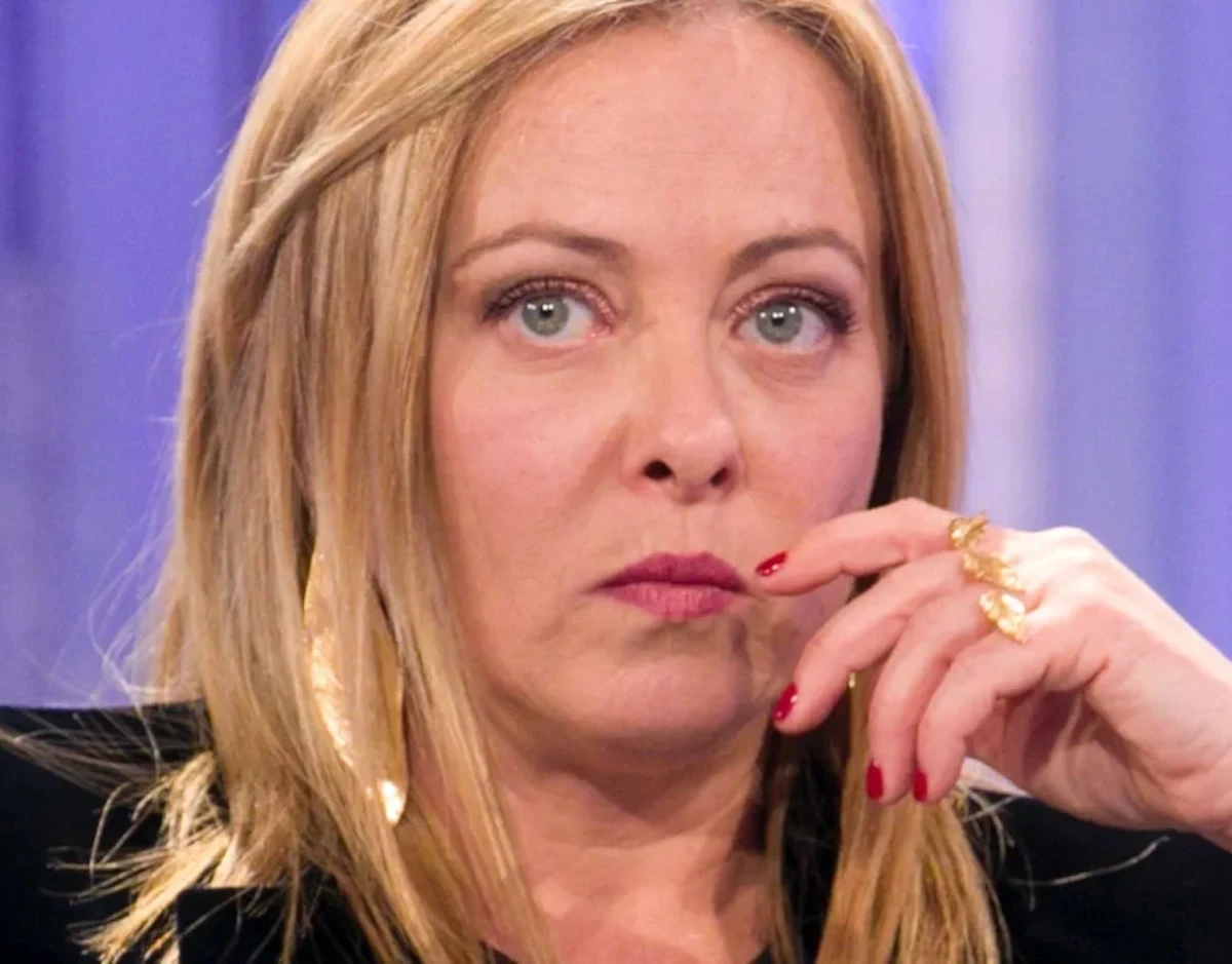 Giorgia Meloni durante un intervento pubblico