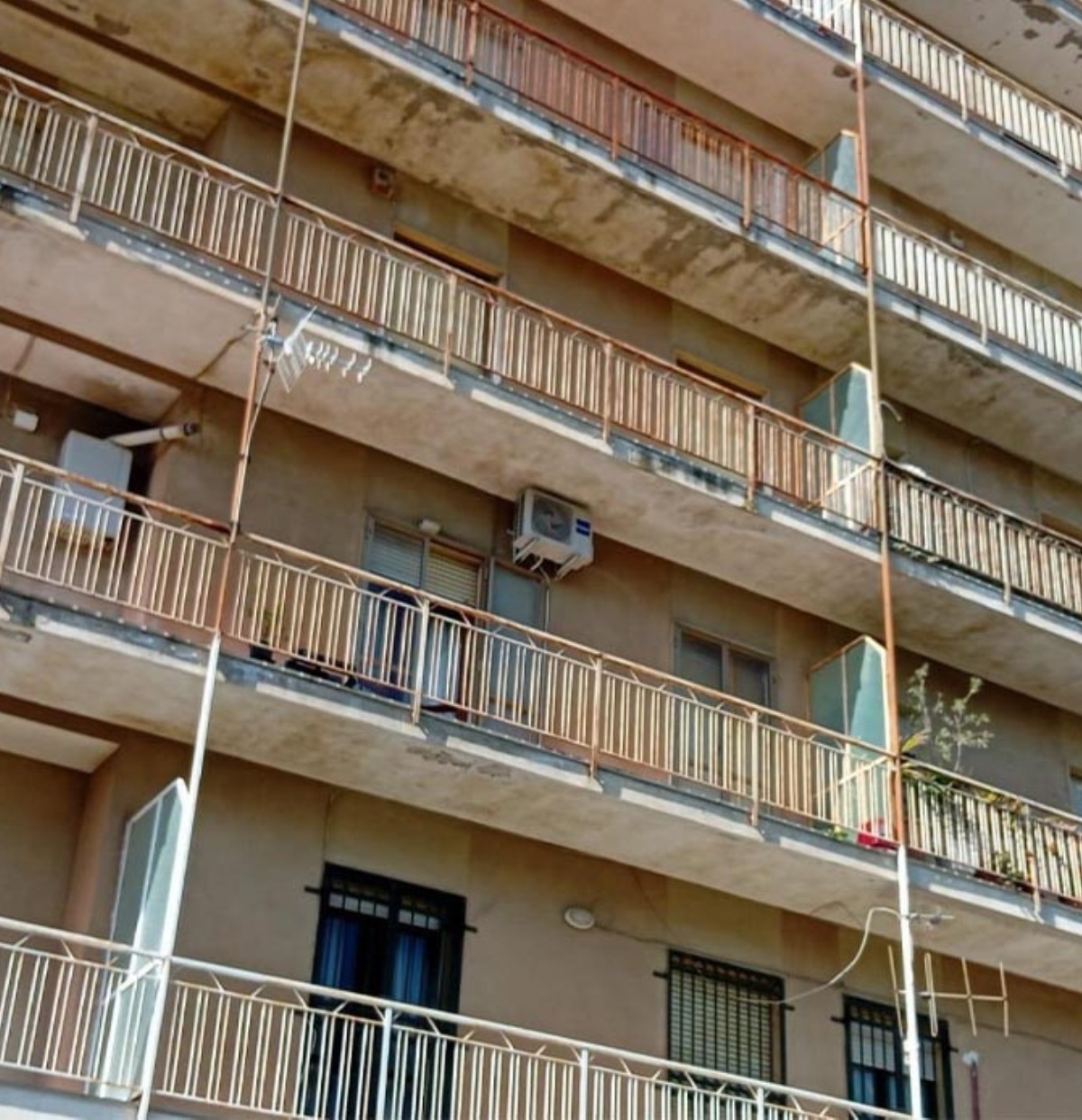 mamma figli giù balcone notizia piccola