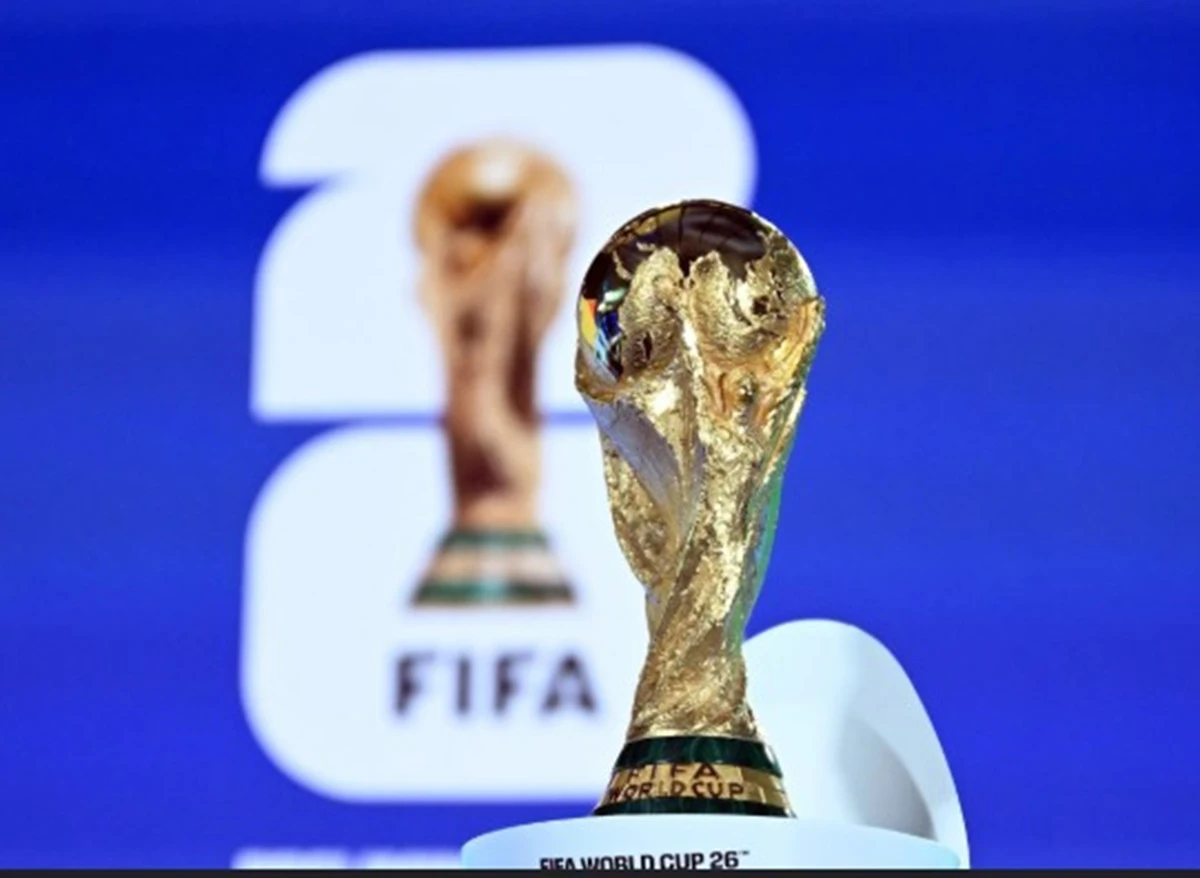 Pallone e stadio durante una partita dei Mondiali