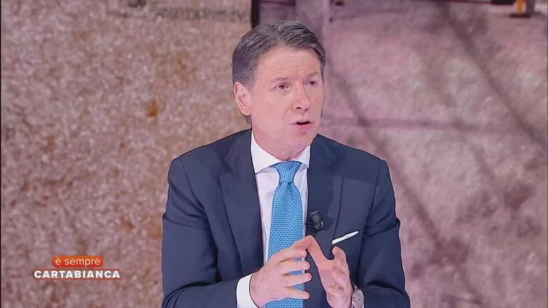 Giuseppe Conte ospite a Cartabianca durante il botta e risposta con Mario Sechi